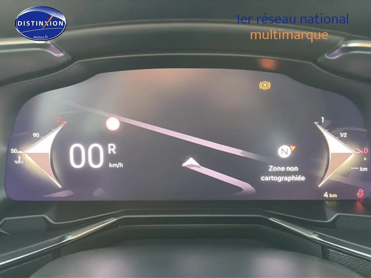 Tableau de bord numérique du DS7 1.5 BlueHDi 130 en noir, affichage vitesse et navigation au centre.