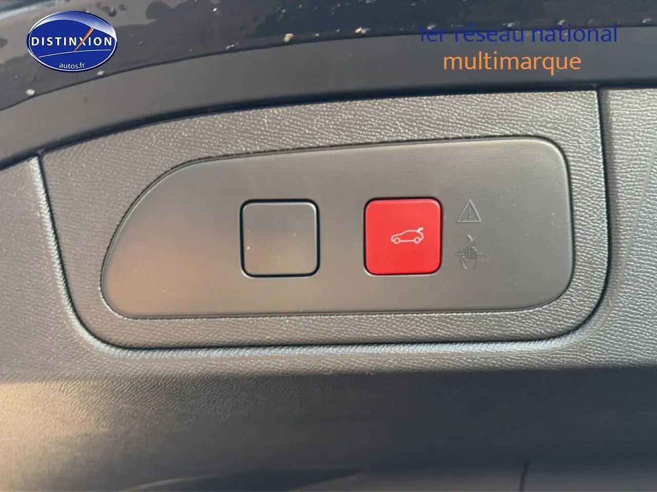 Gros plan sur les boutons d'ouverture du coffre, intérieur noir du DS7 1.5 BlueHDi 130 Performance Line 2026.