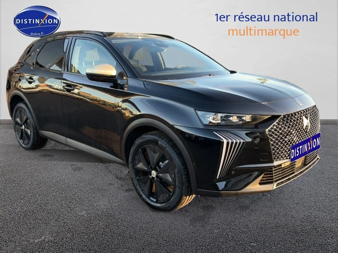 DS7 1.5 BlueHDi noir en 3/4 avant droit, avec calandre distinctive et jantes noires brillantes.
