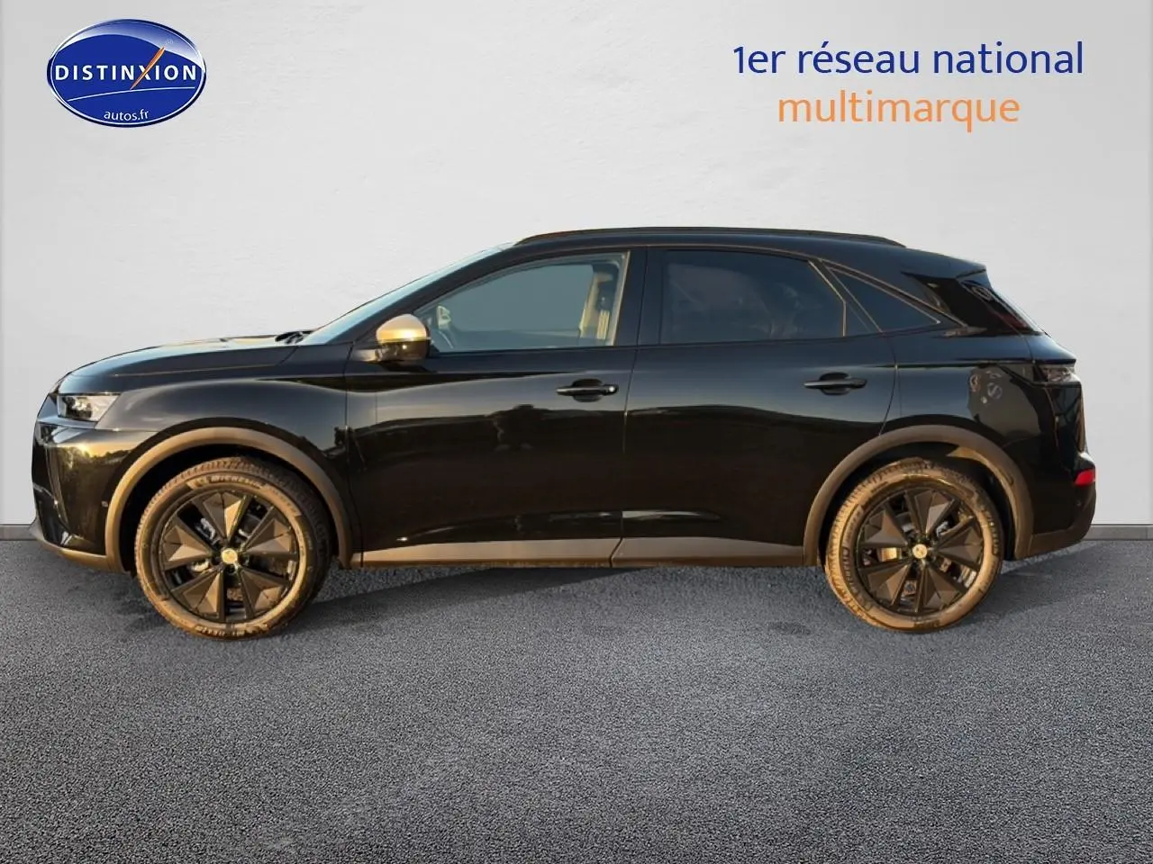 Vue de profil côté gauche d'un DS7 noir avec jantes noires et rétroviseurs dorés sur fond neutre.