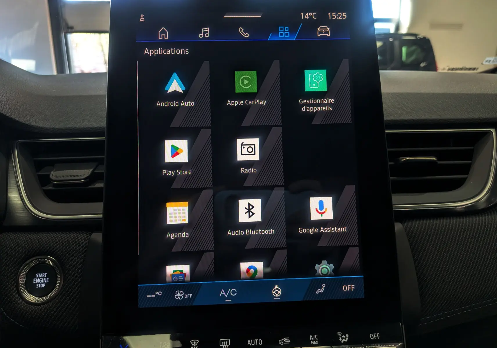 Vue rapprochée de l’écran tactile central du Renault Symbioz gris Rafale, affichant les applications connectées.