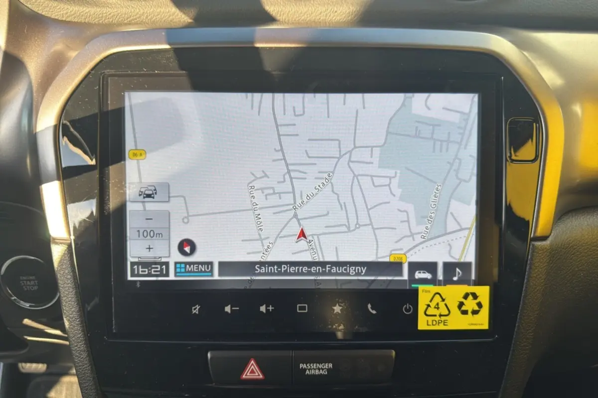 Écran tactile multimédia 9 pouces affichant la navigation GPS dans l’habitacle noir du Suzuki Vitara Hybrid 2025.