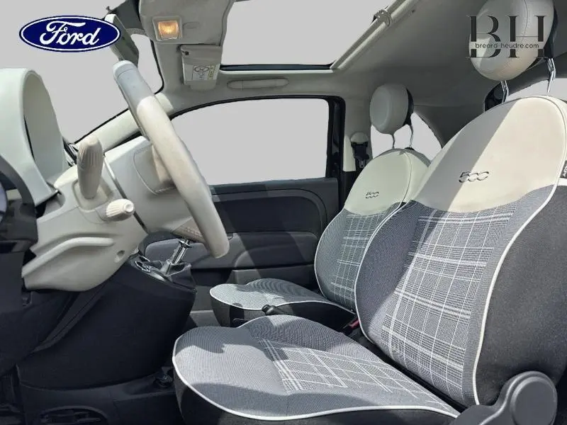 Vue intérieure côté conducteur de la Fiat 500 Lounge 2018, sièges gris à motif tartan et toit panoramique ouvert.