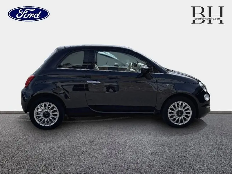 Profil droit d'une FIAT 500 Lounge 2018 en noir métallisé avec jantes alliage et détails chromés.