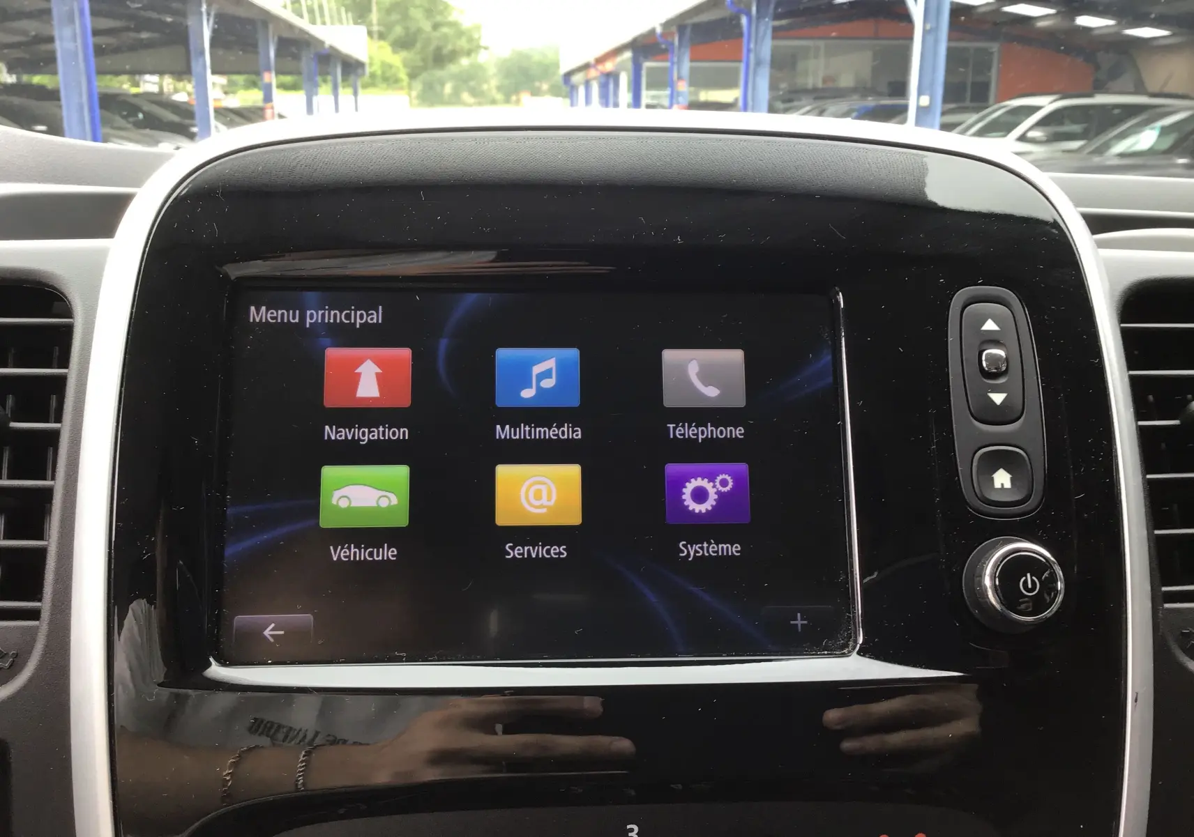 Écran tactile central du Renault Trafic Planche cabine blanc 2019, affichant le menu principal multimédia.