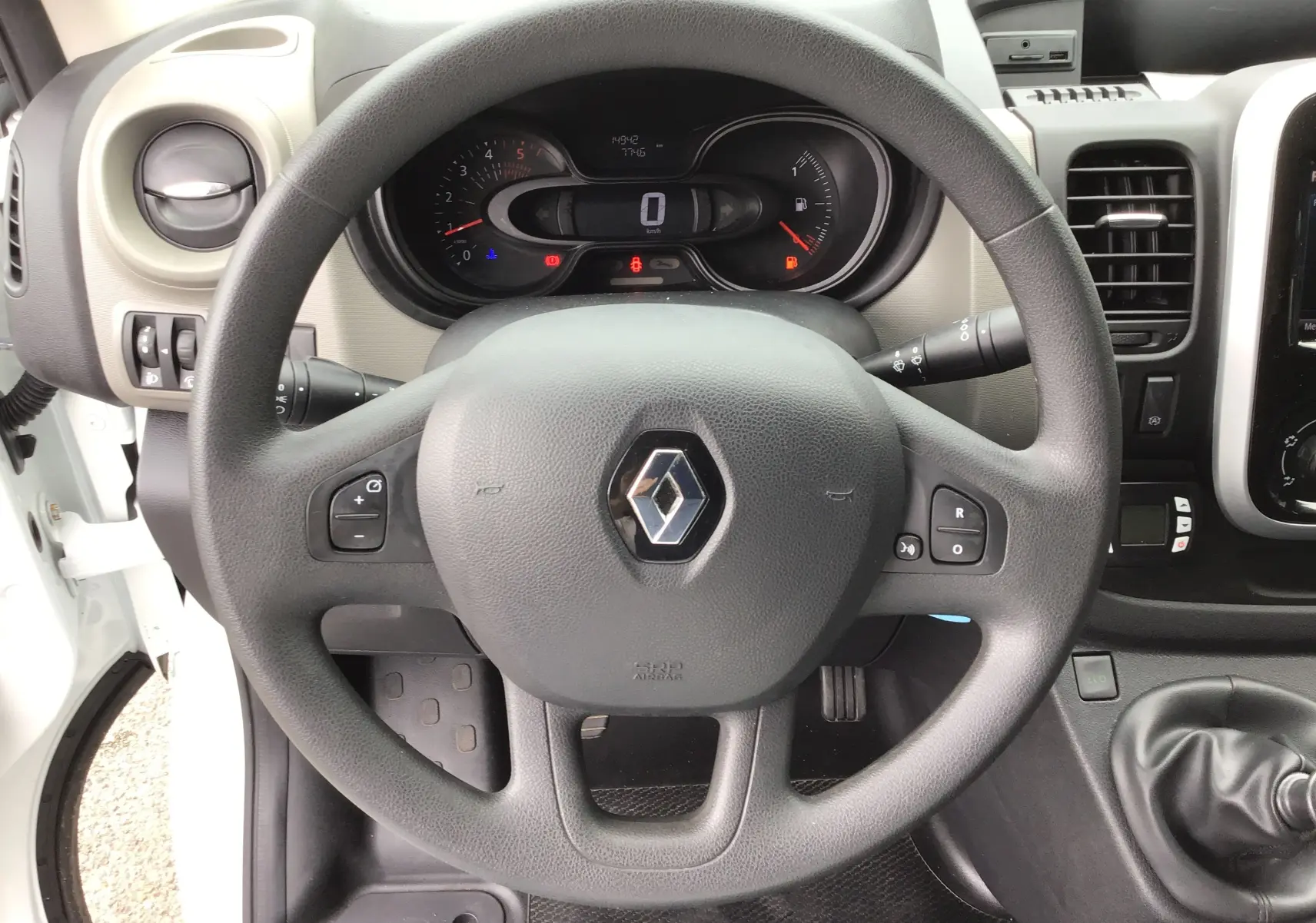 Vue intérieure centrée sur le volant noir Renault du Trafic Planche cabine blanc avec tableau de bord et levier de vitesses manuel.