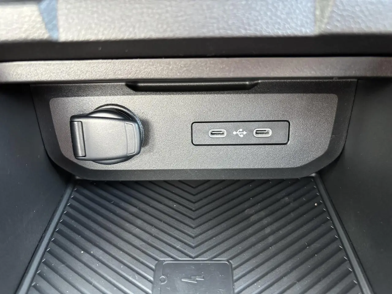Prise 12V, deux ports USB-C et surface de charge à induction dans la console centrale du Dacia Duster Vert Cèdre.