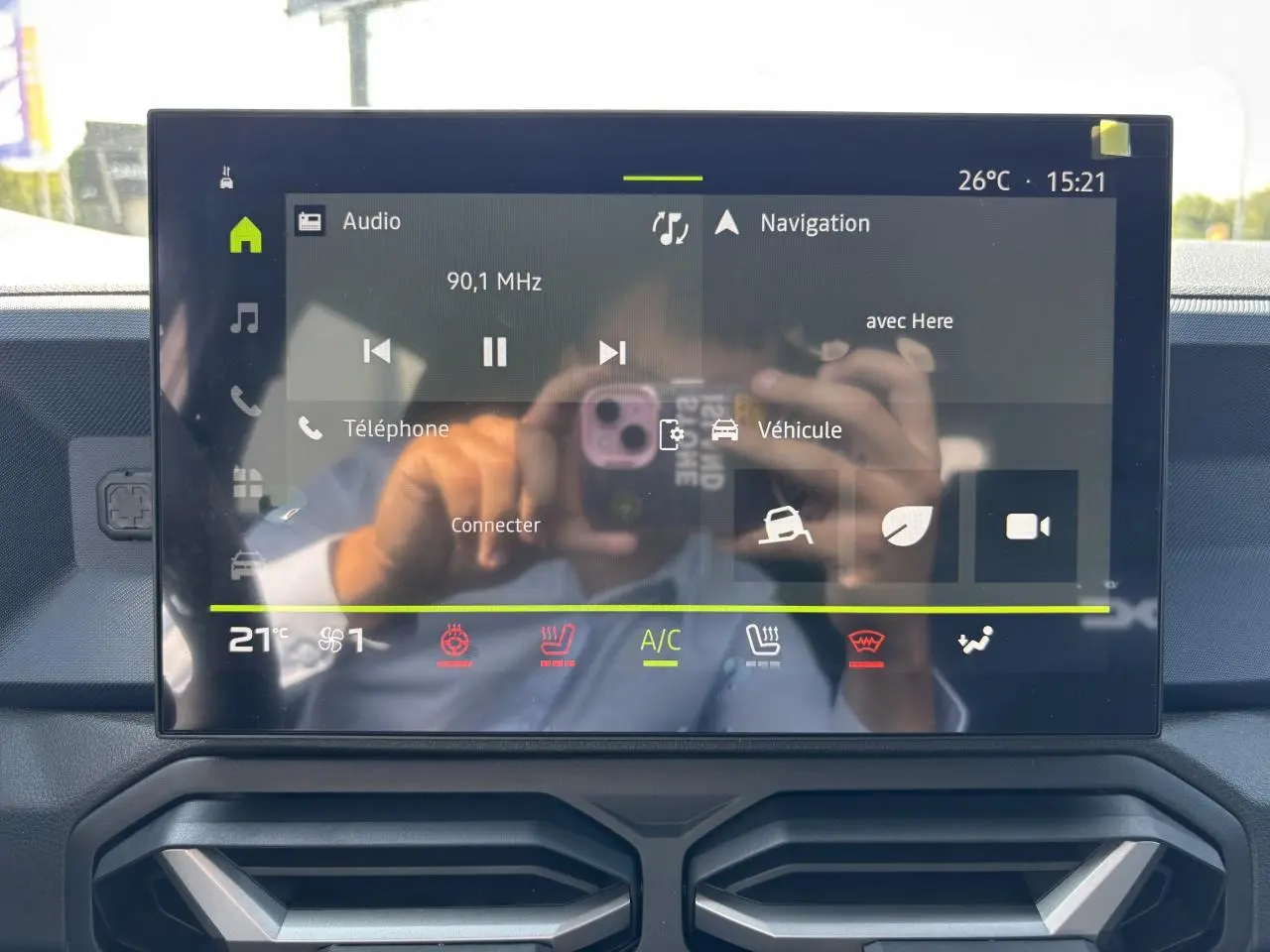 Écran tactile central du Dacia Duster 2025 affichant les commandes audio, navigation et climatisation.