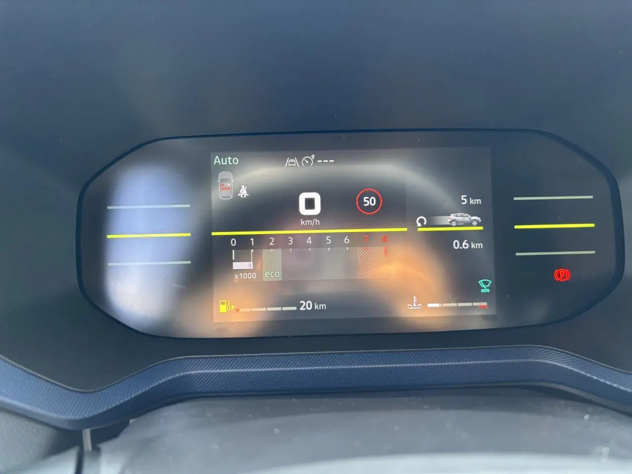 Tableau de bord digital du Dacia Duster 2025 affichant vitesse, limite à 50 km/h et autonomie essence à 20 km.