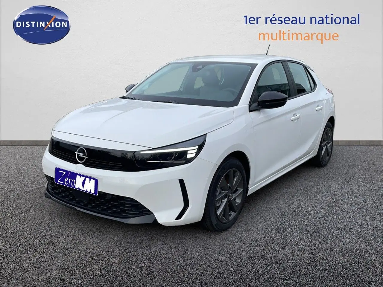 Opel Corsa blanc arctique vue 3/4 avant droit avec calandre noire et jantes alliage gris foncé.