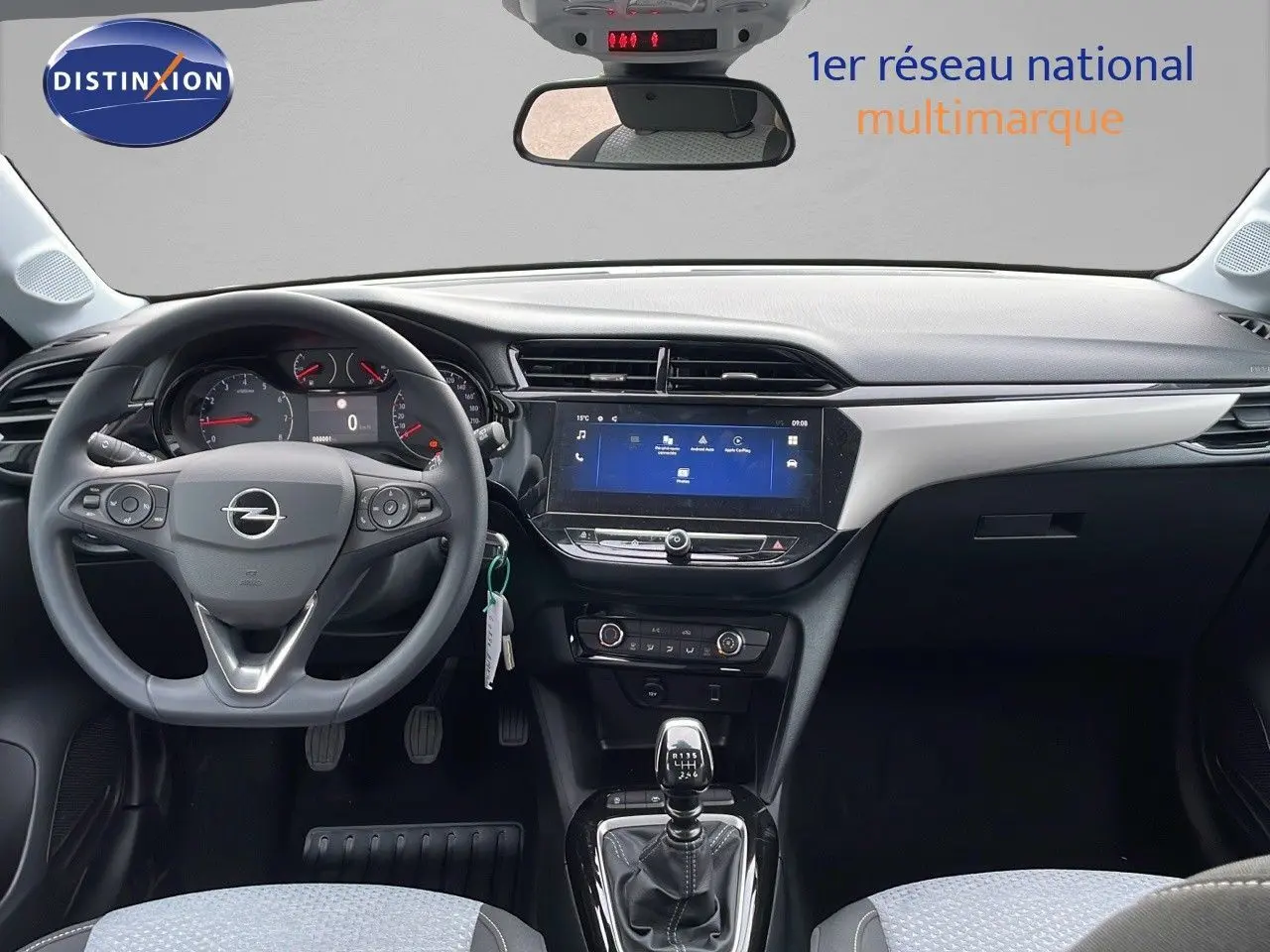 Intérieur de l’Opel Corsa 2025 blanc arctique, vue frontale du tableau de bord avec volant multifonction et écran tactile central.