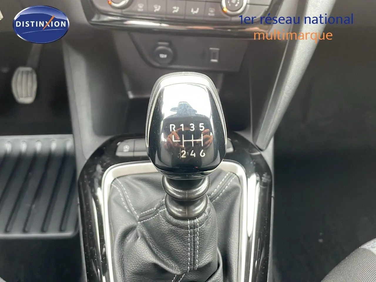 Le levier de vitesse manuel noir de l'Opel Corsa 1.2 PureTech 100ch Edition, avec marquage des six rapports et marche arrière.