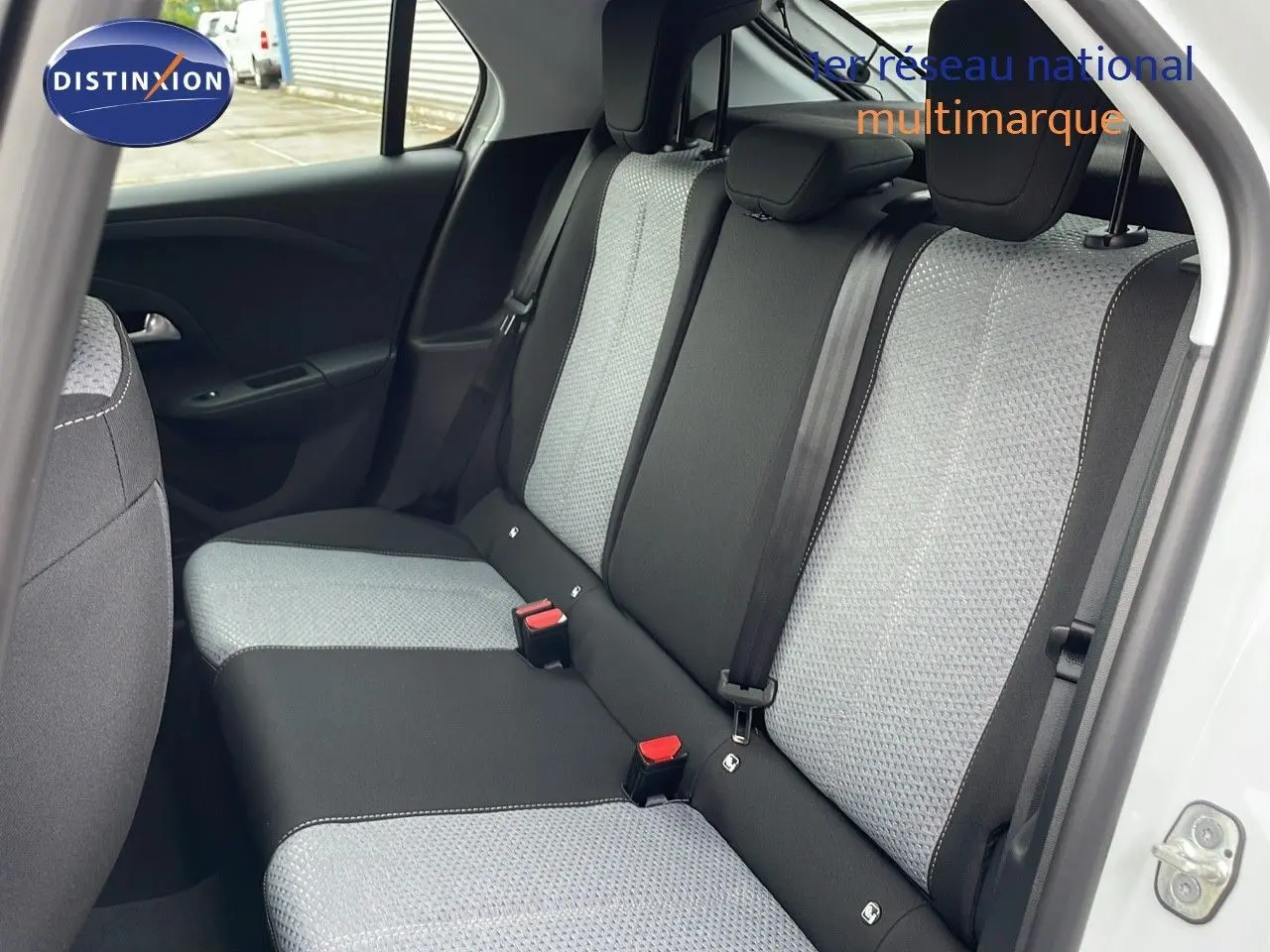 Vue intérieure arrière droite de la banquette bicolore grise et noire de l'Opel Corsa blanc arctique 2025.