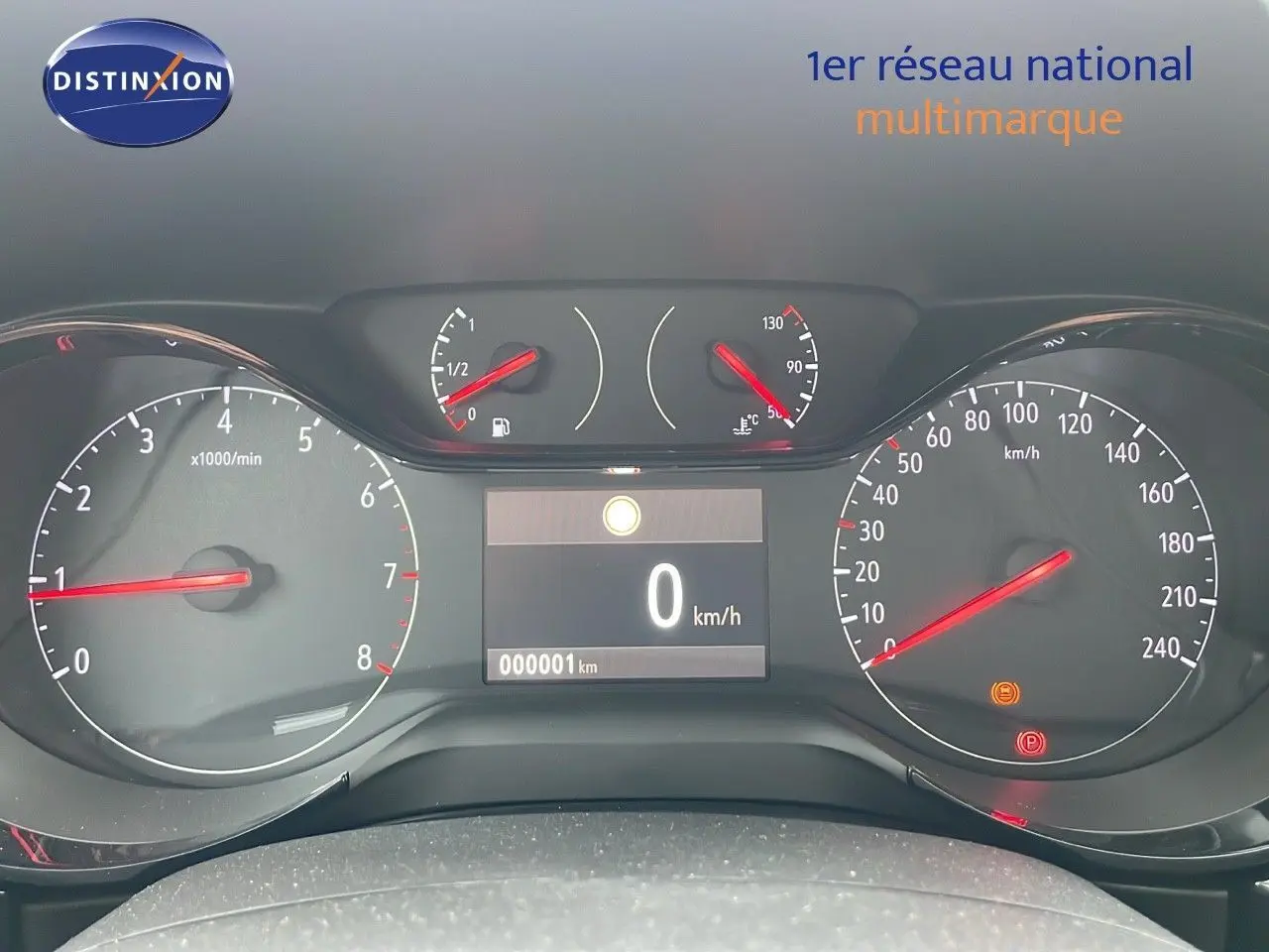 Tableau de bord de l'Opel Corsa 2025 affichant 0 km/h, compte-tours, jauges essence et température moteur.