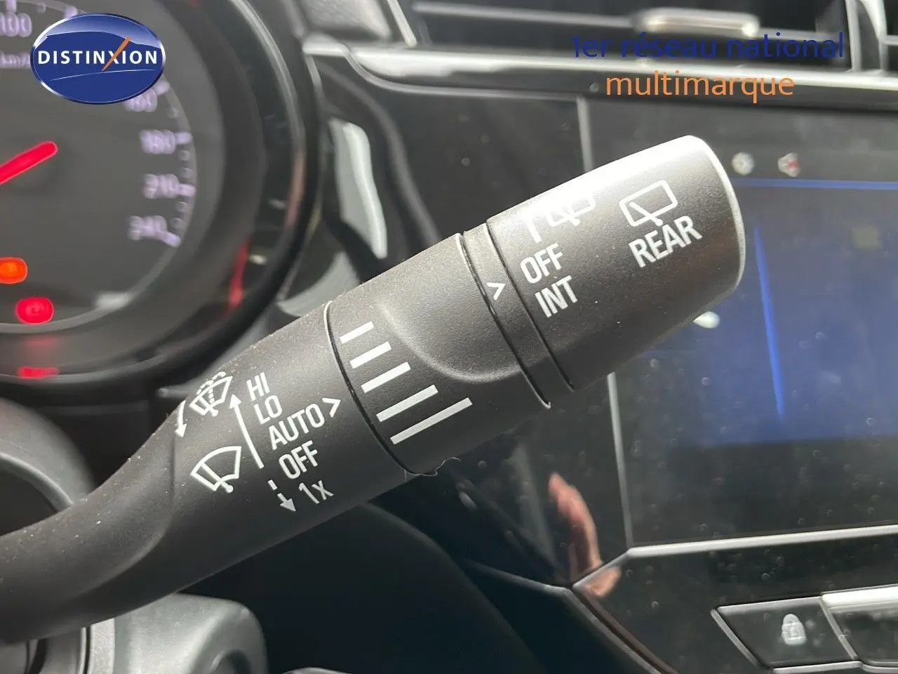 Gros plan sur la commande des essuie-glaces dans l'habitacle de l'Opel Corsa blanc arctique 2025.