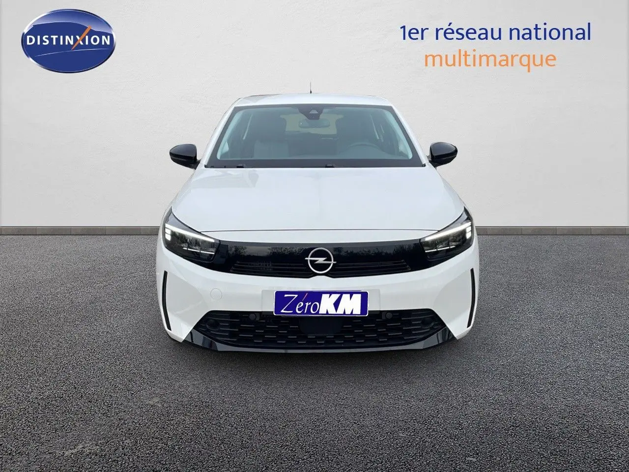 Opel Corsa blanc arctique vue de face, mettant en valeur sa calandre noire et ses phares LED modernes.
