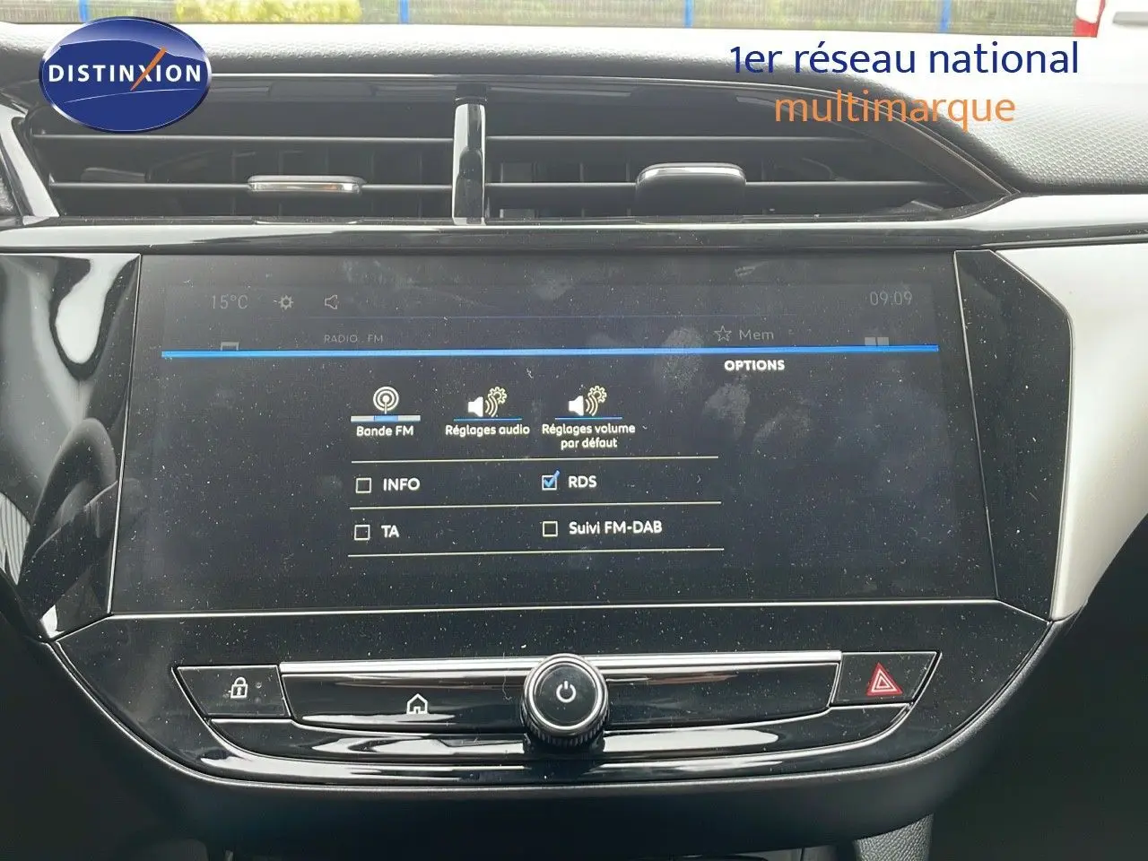 Vue rapprochée de l'écran tactile central de l'Opel Corsa blanc arctique 2025, affichant les réglages audio FM.