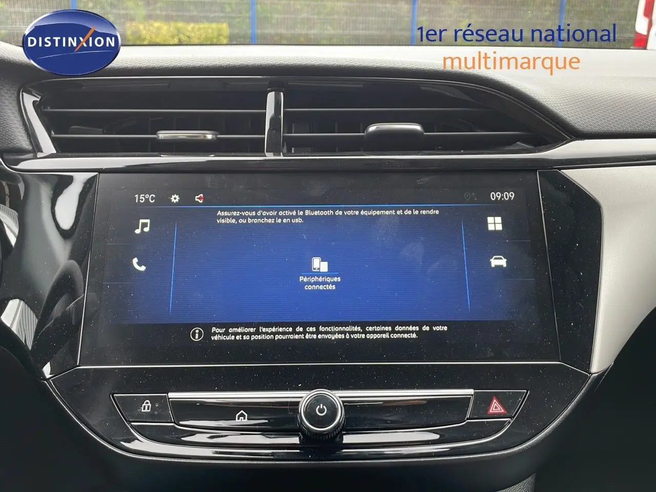 Écran tactile central de l’Opel Corsa blanc arctique 2025, avec affichage Bluetooth et commandes intégrées.