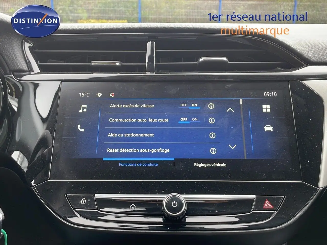 Écran tactile central du tableau de bord de l'Opel Corsa 2025 affichant les réglages d'aide à la conduite.