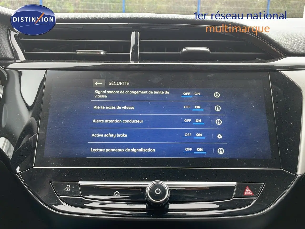 Écran tactile du tableau de bord de l'Opel Corsa blanc arctique 2025 affichant les options de sécurité activables.