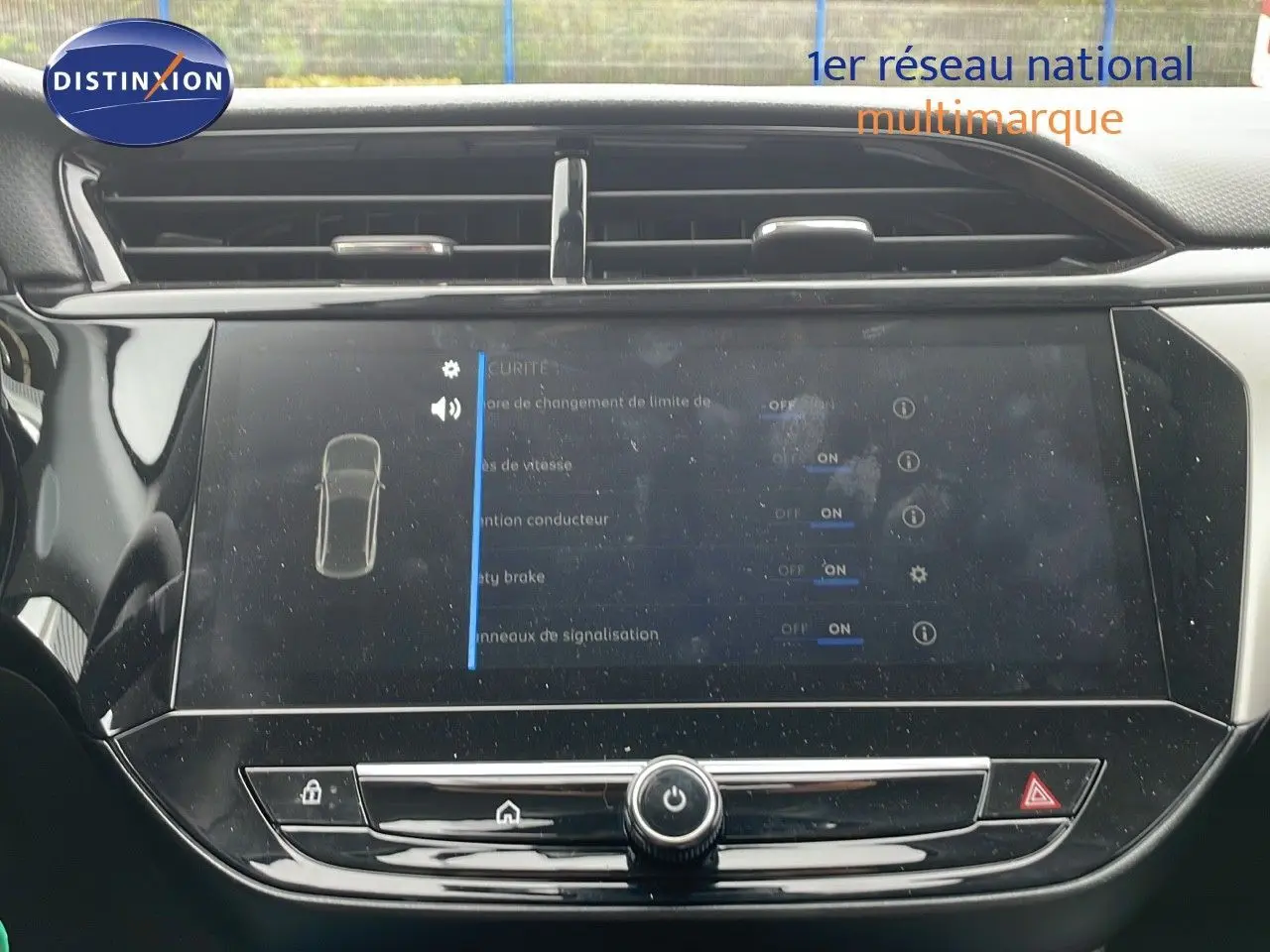 Écran tactile central de l’Opel Corsa blanc arctique 2025 affichant les réglages de sécurité dans l’habitacle.