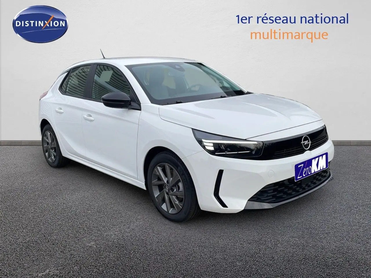 Opel Corsa blanc arctique vue 3/4 avant droit avec phares LED et jantes alliage gris foncé.