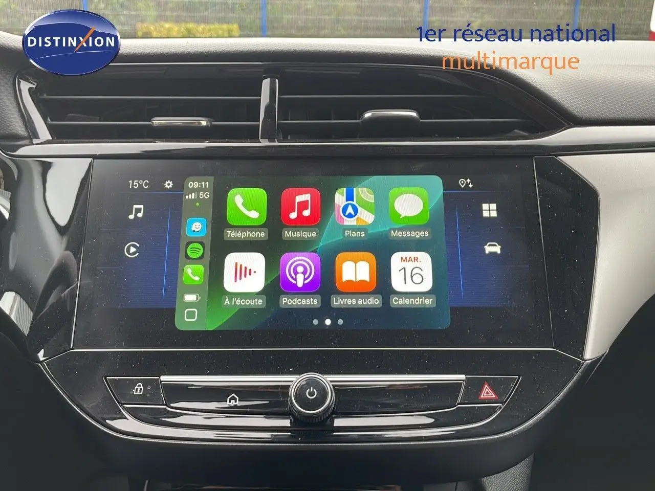 Écran tactile central de l'Opel Corsa 2025 affichant les applications Apple CarPlay dans un intérieur moderne noir.