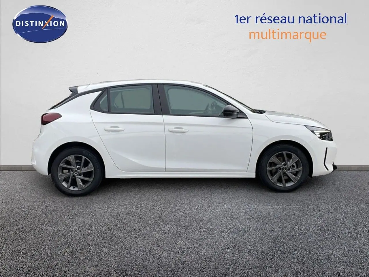 Profil droit d'une Opel Corsa blanche arctique 2025, compacte cinq portes avec jantes alliage foncé et feux LED.