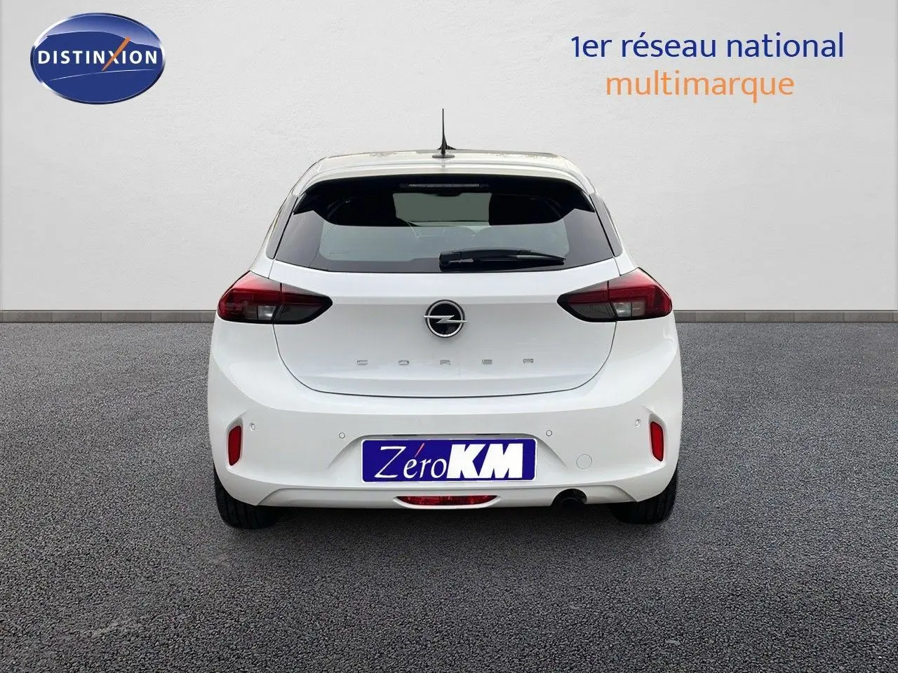 Vue arrière d'une Opel Corsa blanche arctique 2025 avec feux arrière foncés et plaque Zero KM visible.
