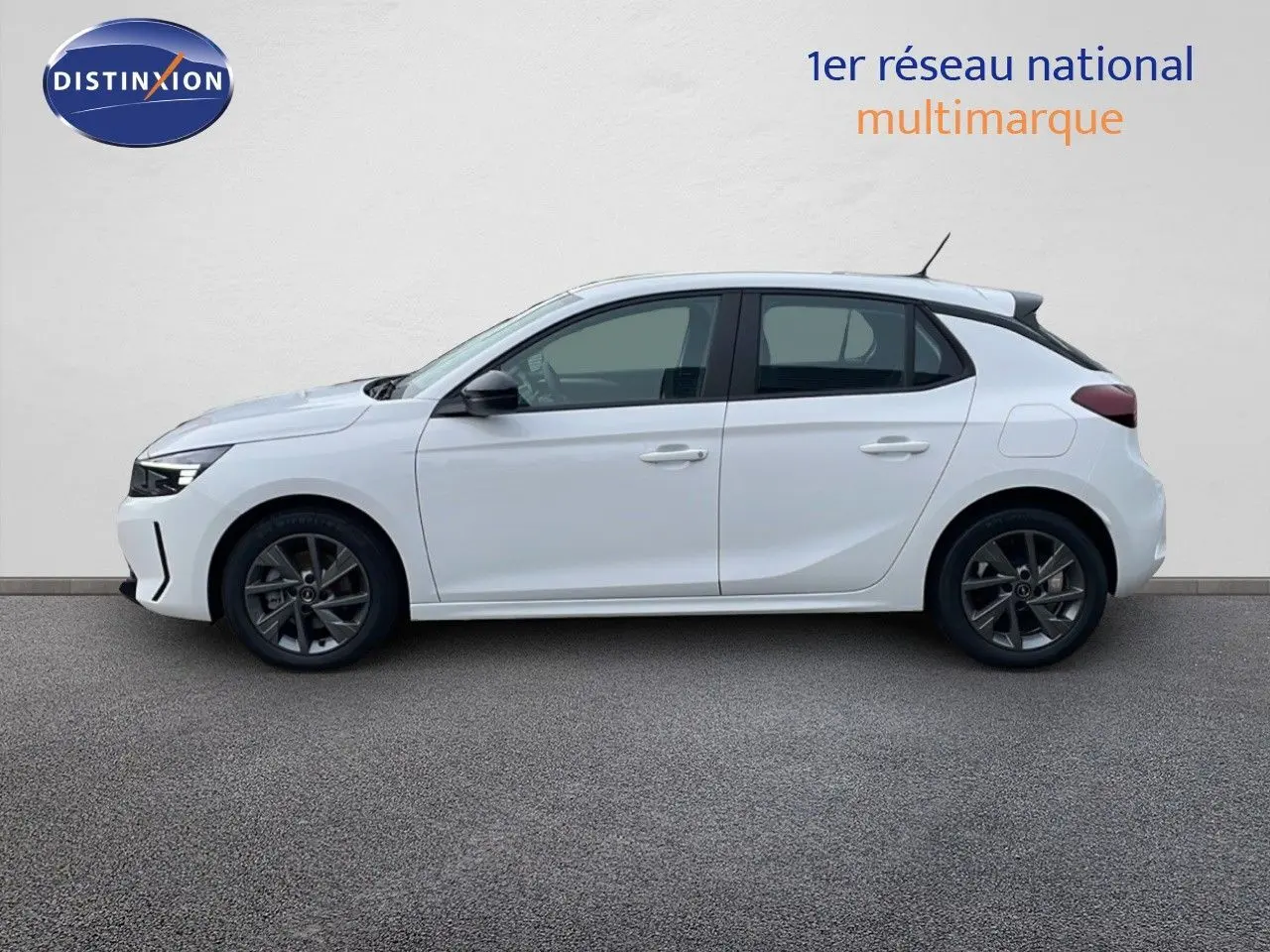 Profil côté gauche d'une Opel Corsa blanche arctique 2025, compacte et moderne avec jantes foncées et lignes épurées.