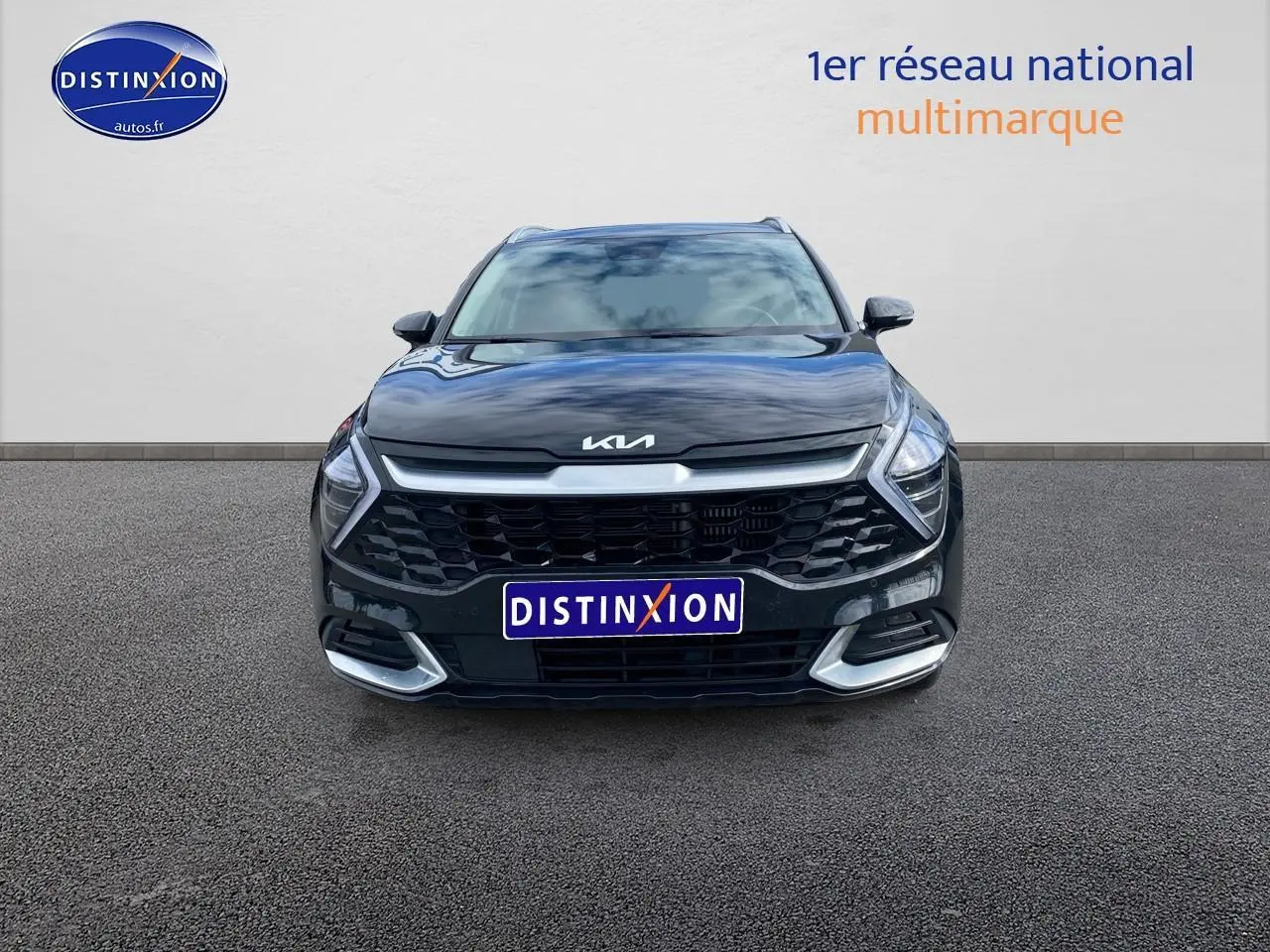 Vue frontale du KIA SPORTAGE noir 2023 avec calandre large et détails chromés sur un fond neutre