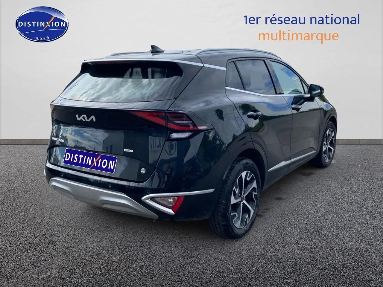 Vue 3/4 arrière droite du Kia Sportage noir 2023 avec feux arrière LED et jantes alliage distinctives.