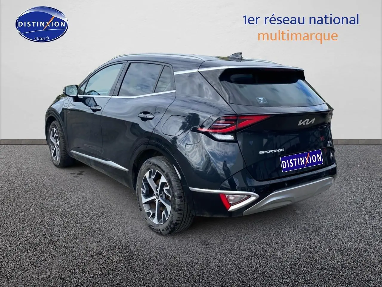 Vue 3/4 arrière côté gauche du KIA SPORTAGE noir 2023 avec jantes alu et feux arrière LED distinctifs.