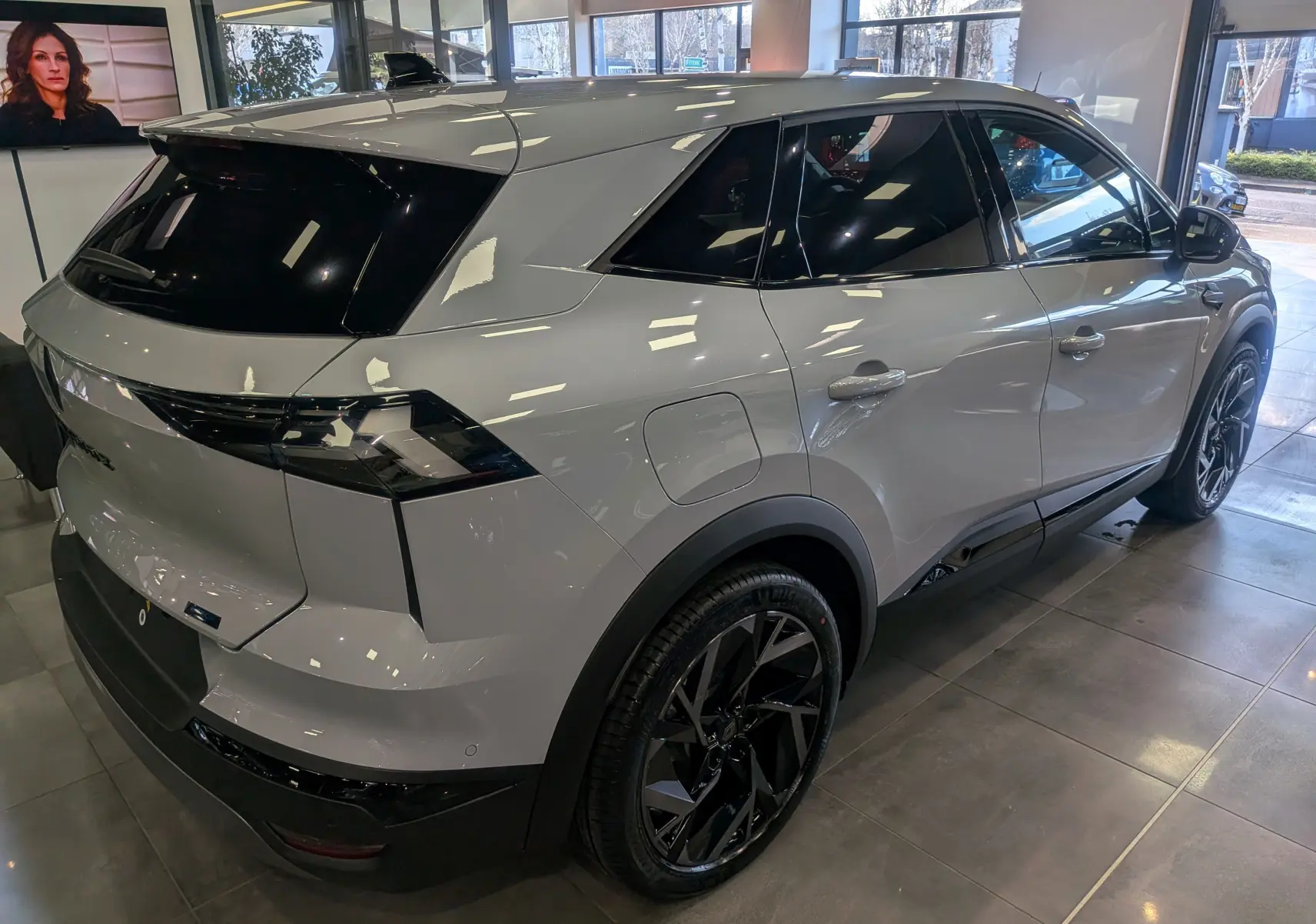 Vue 3/4 arrière droite du Renault SYMBIOZ gris Rafale avec jantes noires biton et vitres teintées.