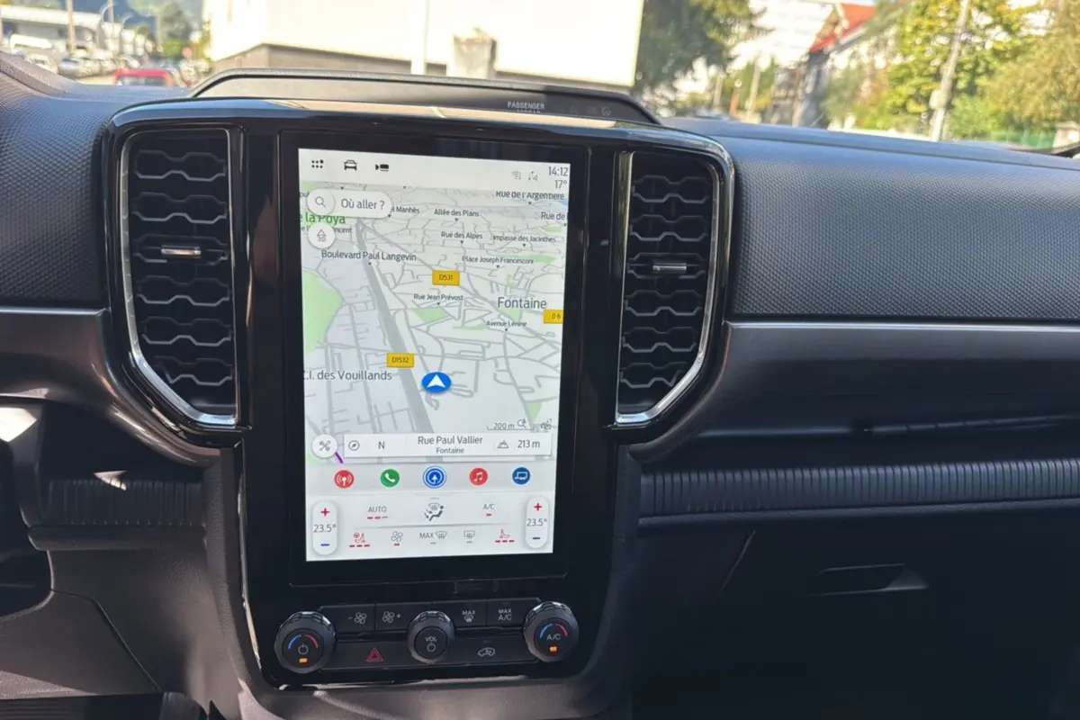 Vue rapprochée de la console centrale du Ford Ranger 2025 avec écran tactile de navigation et commandes climatisation.