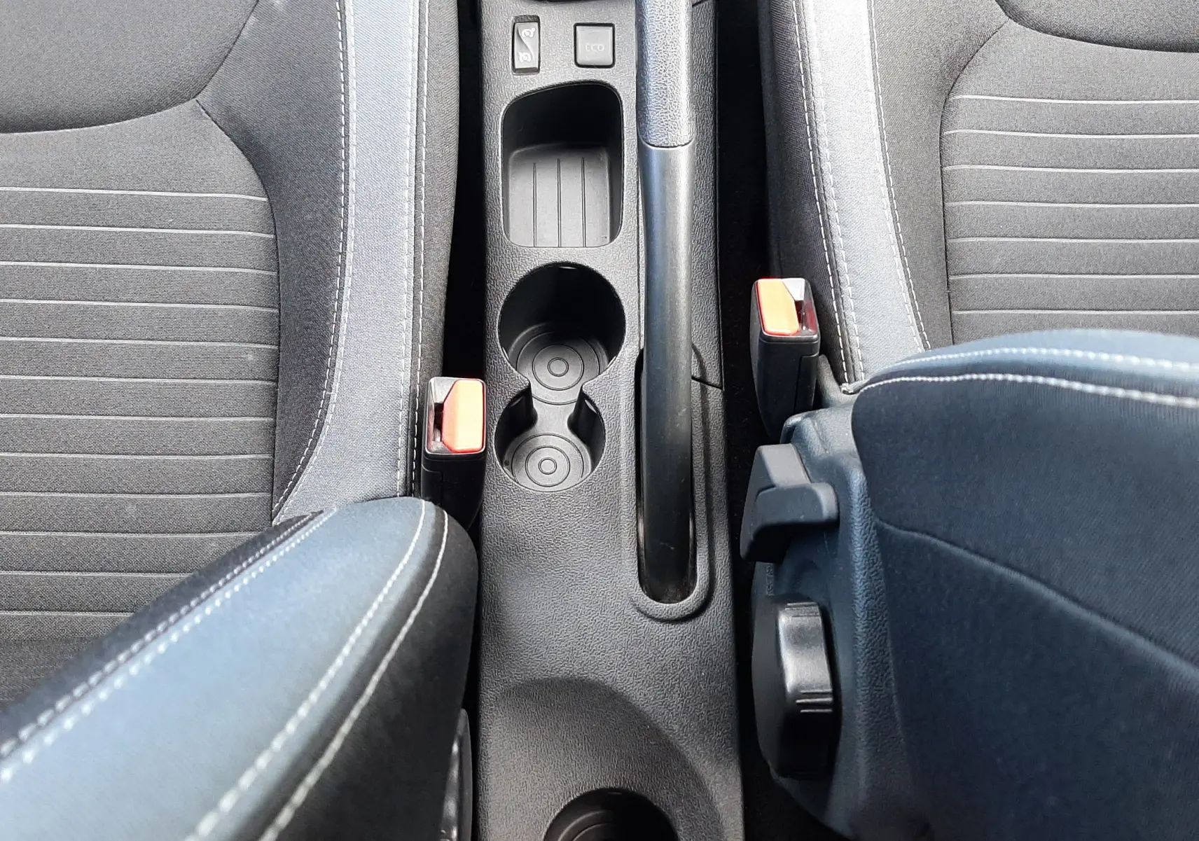 Vue plongeante sur la console centrale et les sièges tissu noirs de la Renault Clio IV Estate TCe 90ch Intens de 2016.