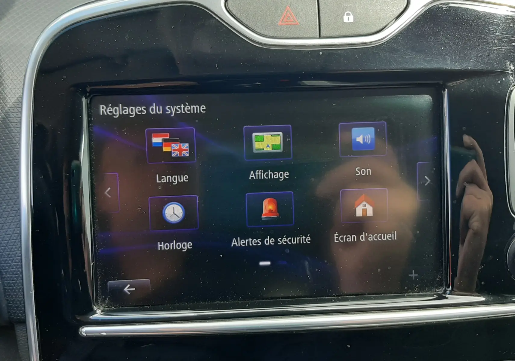 Écran tactile central de la Renault Clio IV Estate, affichant les réglages système avec interface en français.
