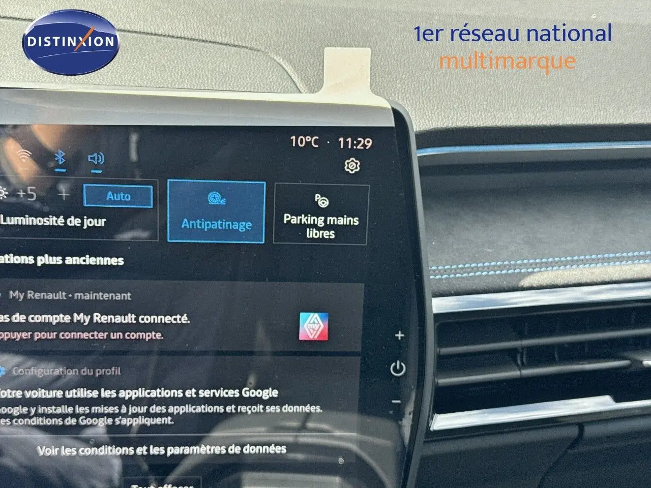Écran tactile central du tableau de bord du Renault Austral 2024, affichant les réglages de conduite et connectivité.