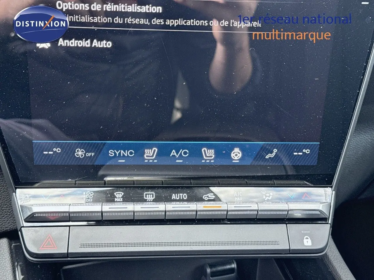 Détail de la console centrale avec commandes climatisation et écran tactile du Renault Austral gris schiste 2024.