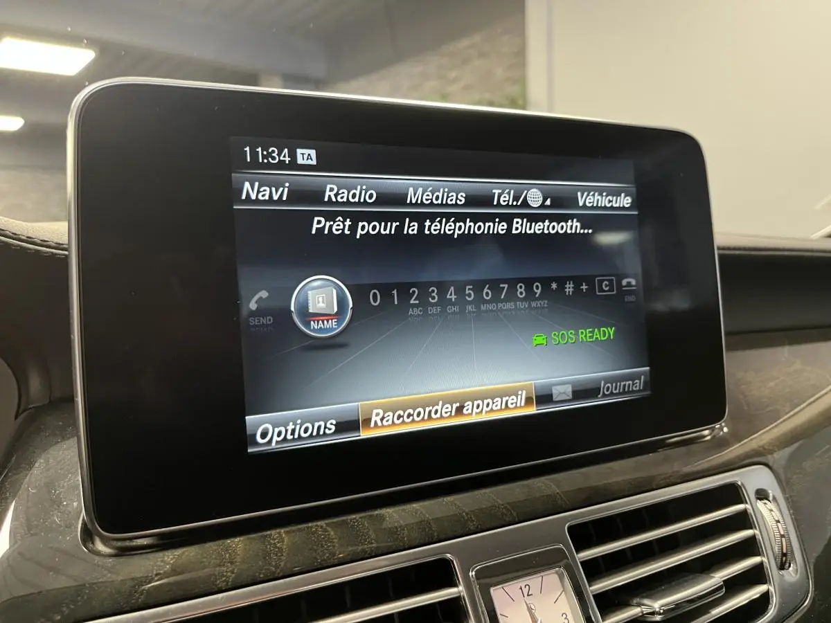 Écran central du système multimédia de la Mercedes Classe CLS 350 d 2015 affichant le menu Bluetooth.
