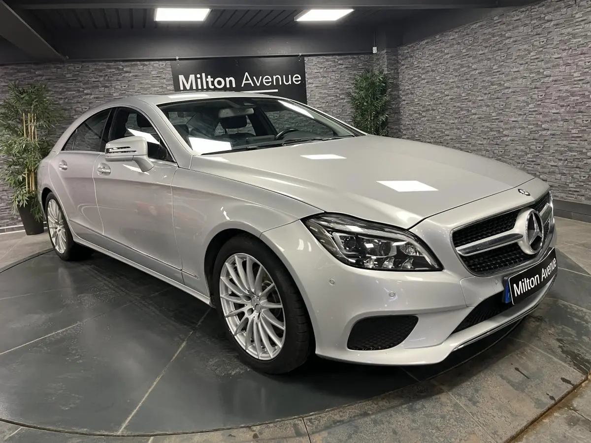 Mercedes Classe CLS 350 d gris métallisé vue 3/4 avant avec jantes alliage multibranches 18 pouces dans un showroom.