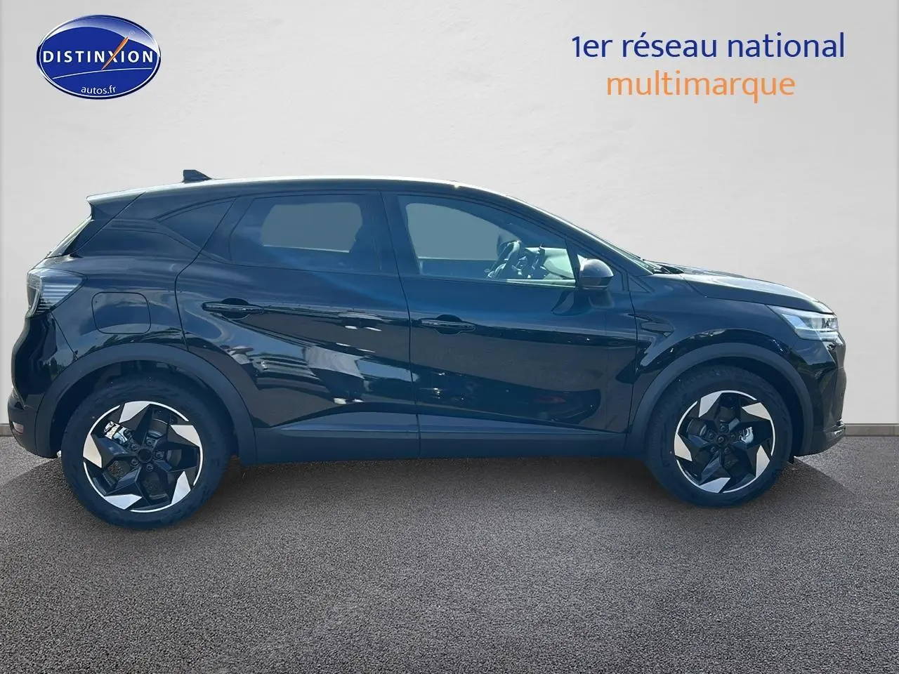 Profil droit d’un Renault Captur 1.6 e-tech hybride 145 techno noir étoile avec jantes alu bicolores.