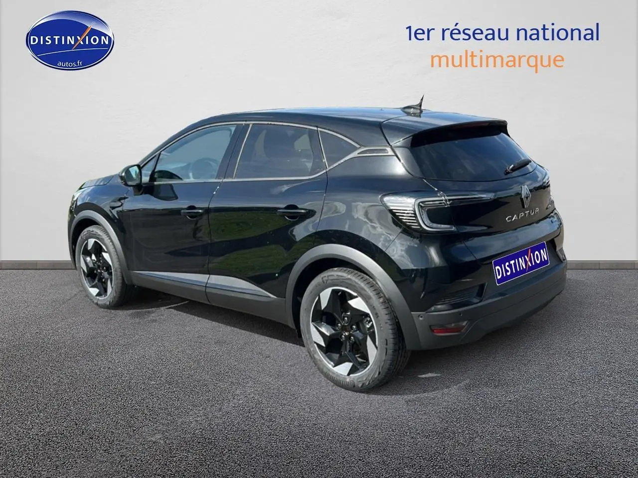 Renault Captur 1.6 e-tech hybride noir étoile, vue 3/4 arrière droit avec jantes alu et vitres surteintées.