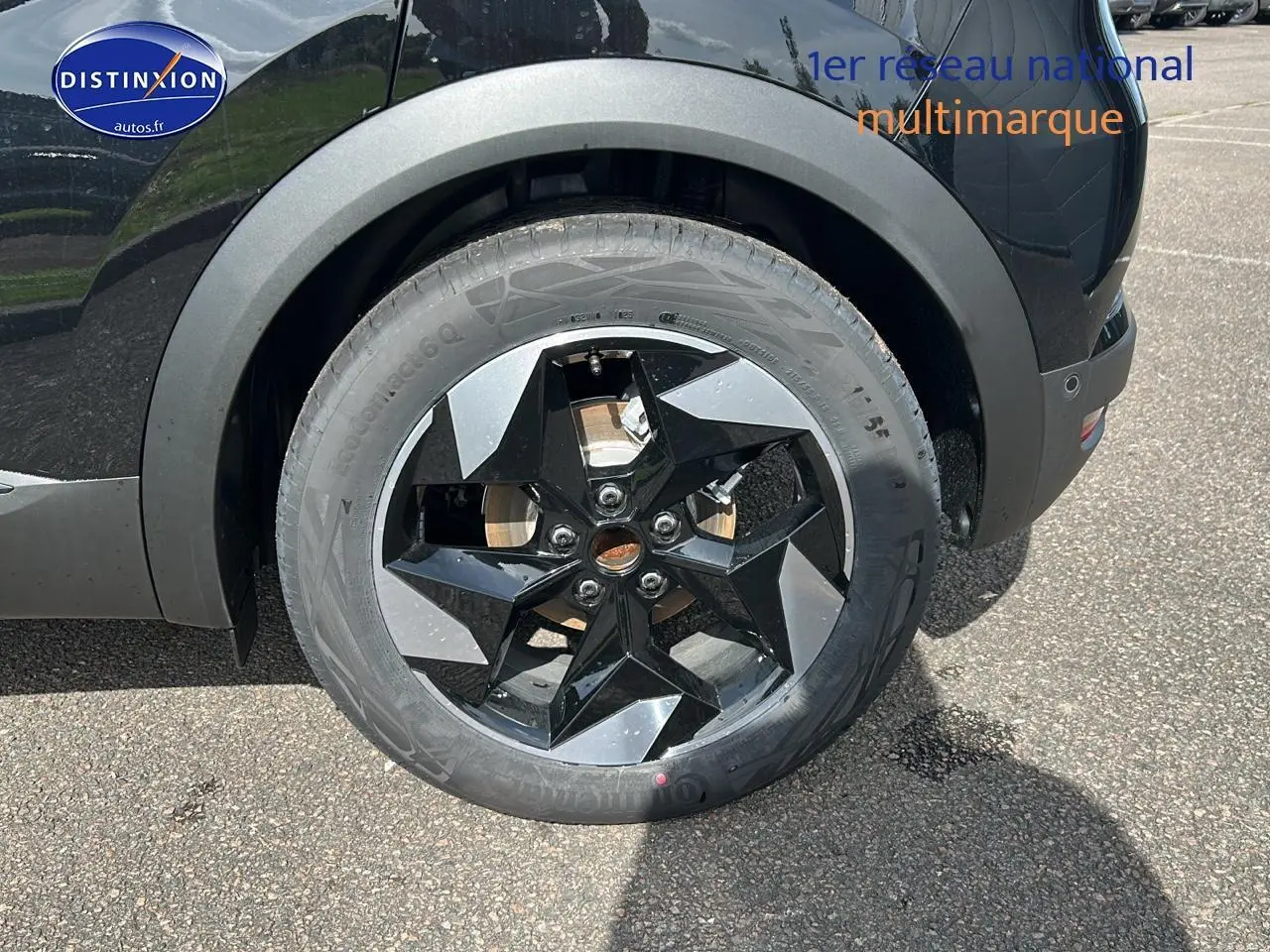 Gros plan sur la roue arrière droite noire étoile du Renault Captur 1.6 e-tech hybride 145 techno 2025.