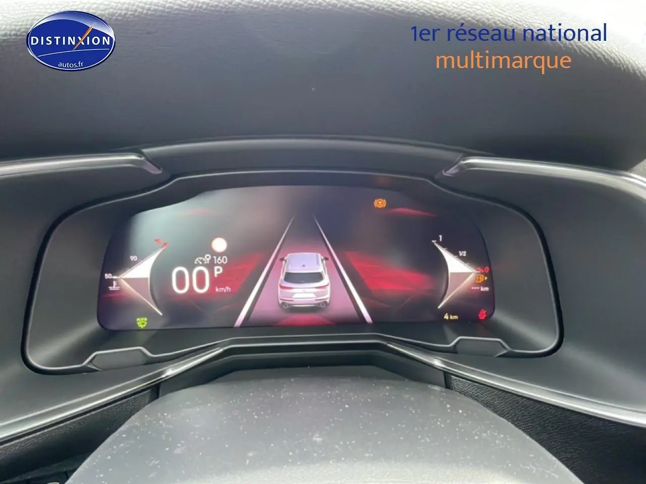 Tableau de bord numérique du DS7 1.5 BlueHDi 130, affichage de la vitesse et assistance à la conduite.