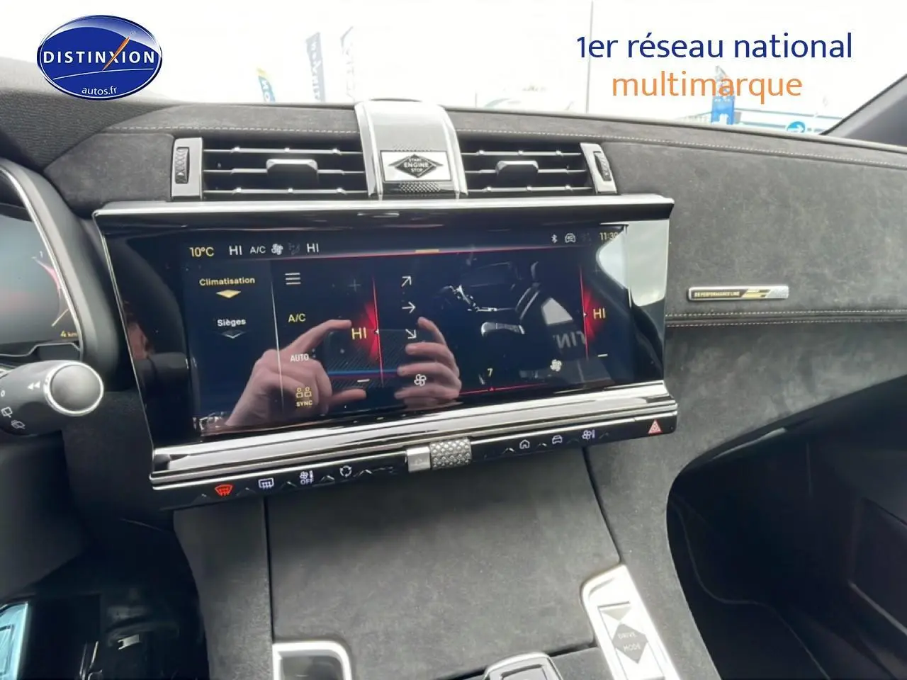 Vue intérieure du tableau de bord noir du DS7 1.5 BlueHDi 130 Performance Line avec écran tactile et finitions alcantara.