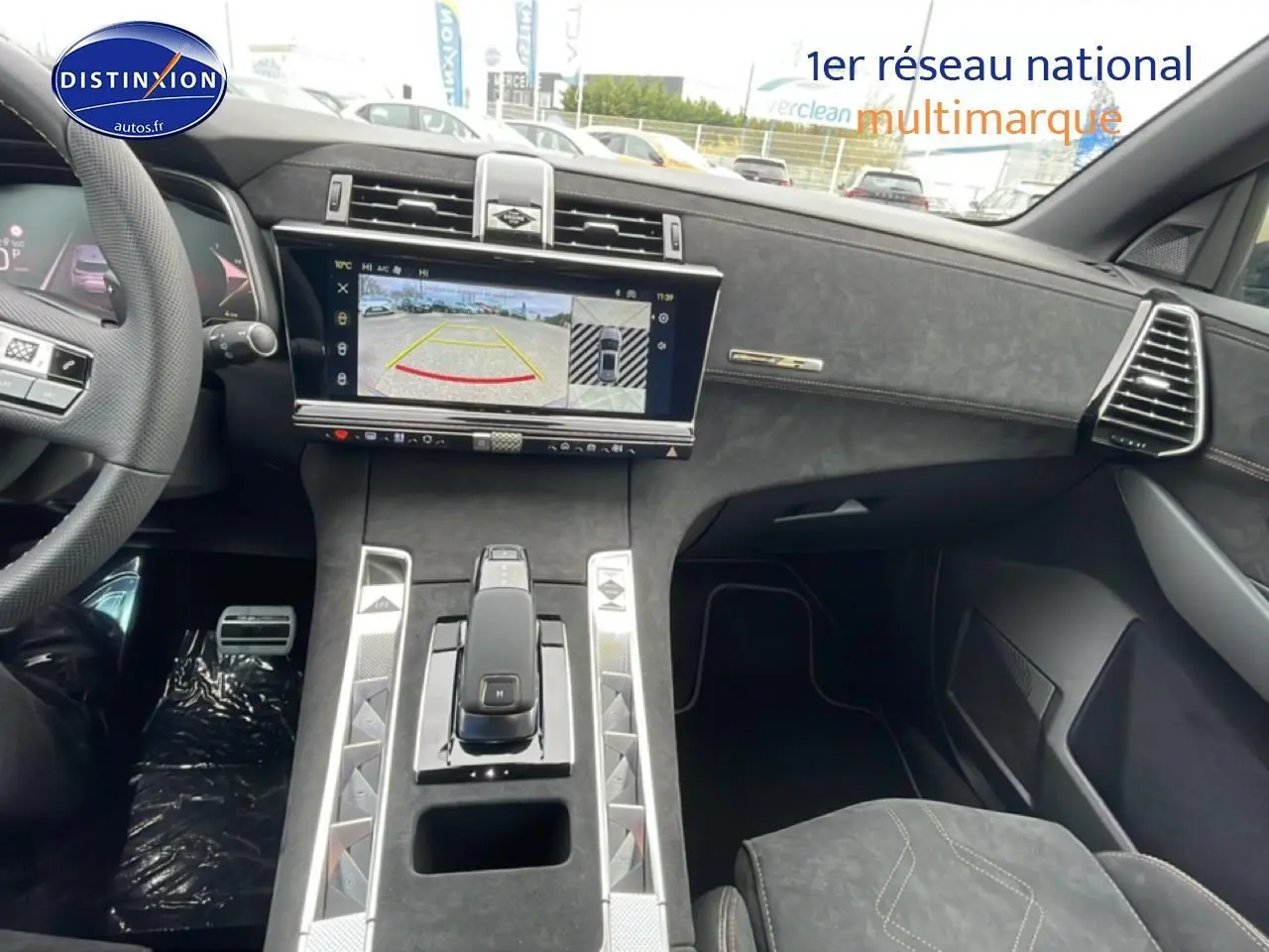 Vue intérieure de face droite du tableau de bord et console centrale noire du DS7 1.5 BlueHDi 130 Performance Line 2026.