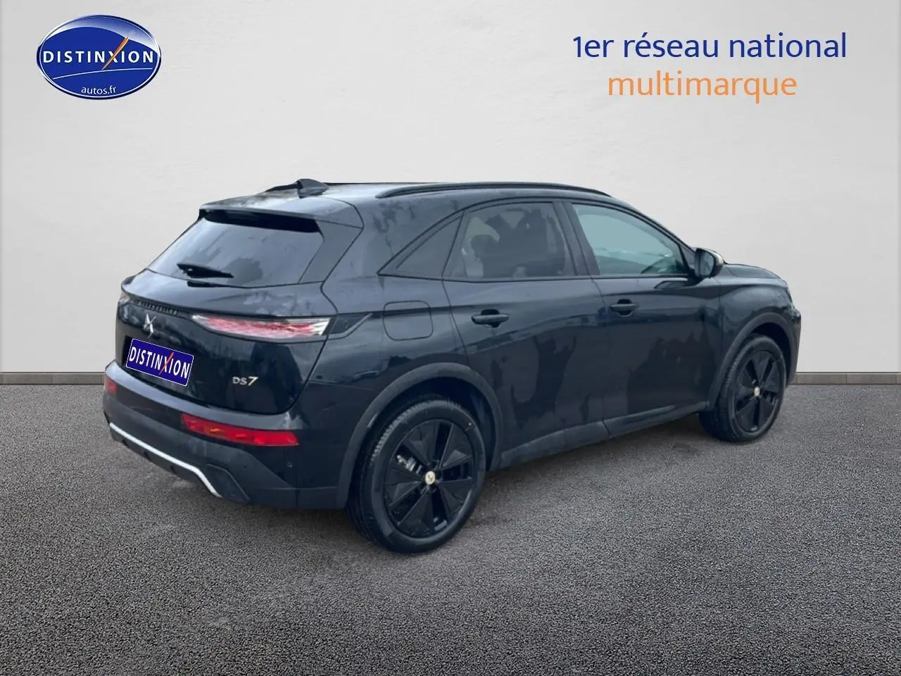 DS7 noir vue 3/4 arrière droit avec jantes noires et feux arrière LED fins sur fond clair.