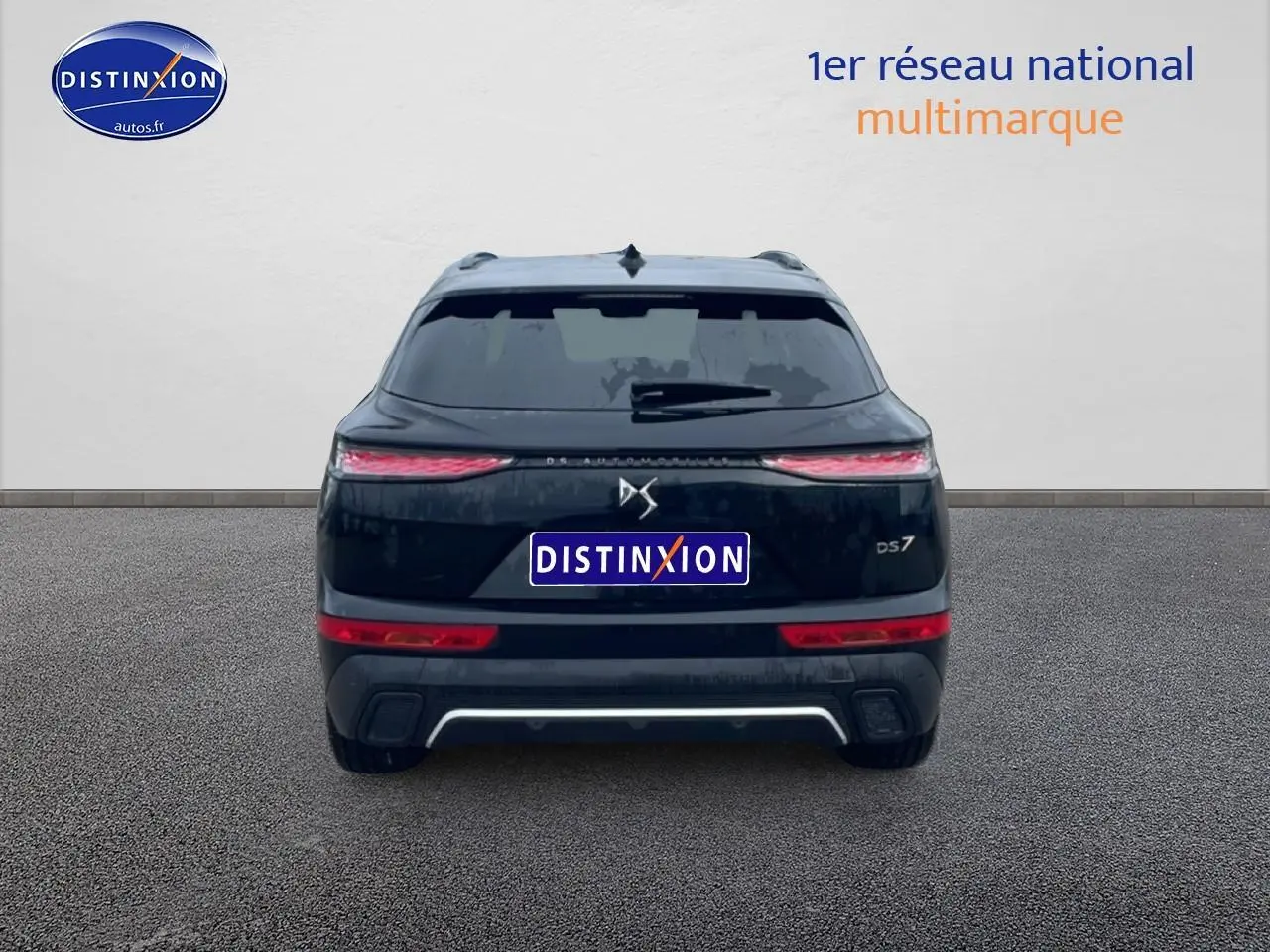 Vue arrière d'un DS7 noir 2026 avec feux LED et double sortie d'échappement intégrée au pare-chocs.