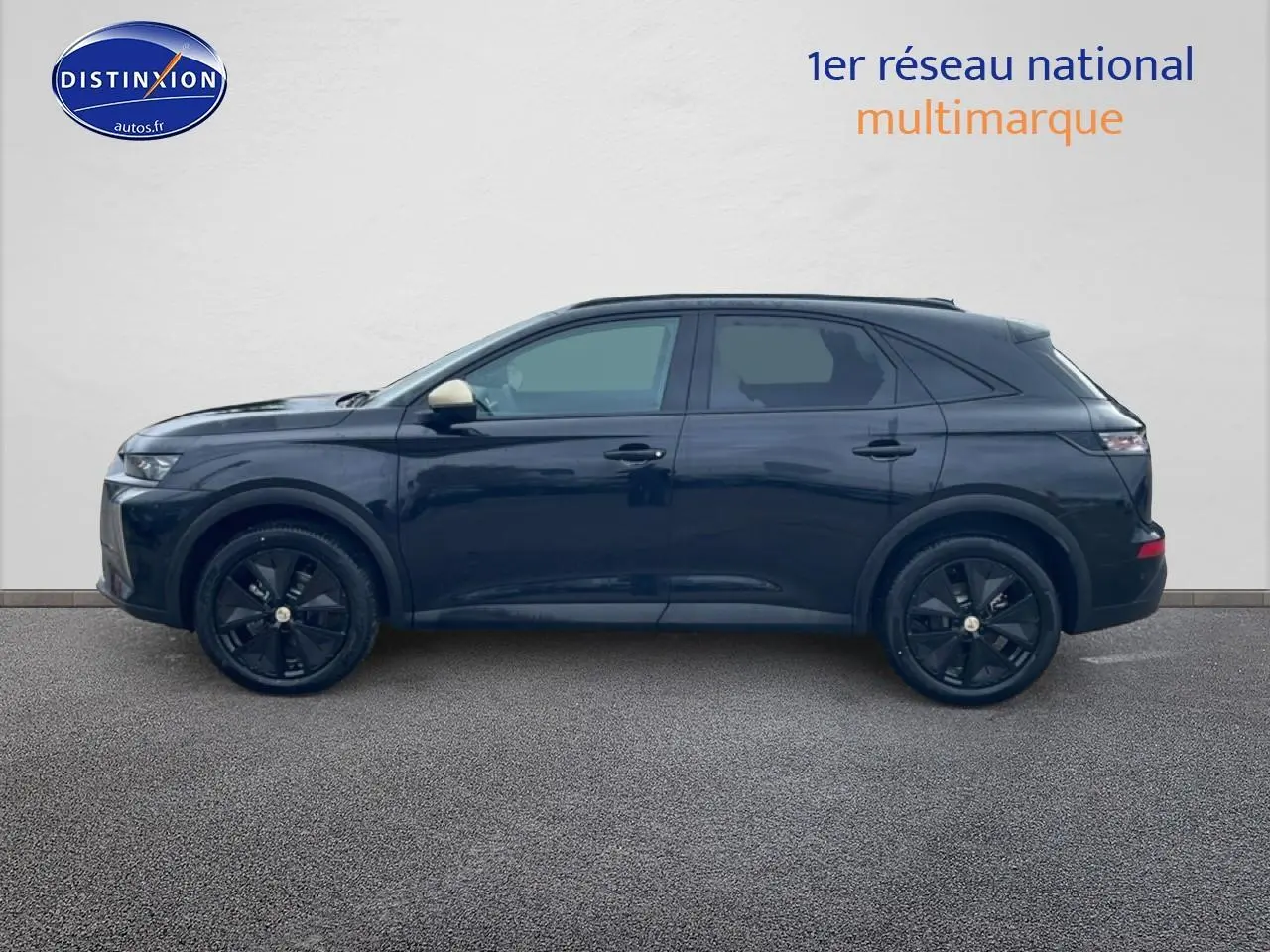 Profil côté gauche du SUV DS7 1.5 BlueHDi noir avec jantes noires et rétroviseur extérieur clair.
